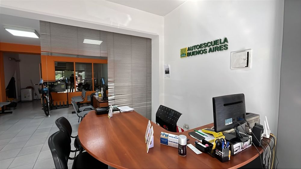 Interior de la sede de Caballito, con el escritorio de atención