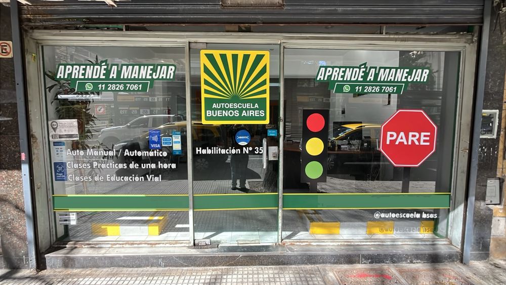 Frente de la autoescuela en Av. La Plata 410, Caballito