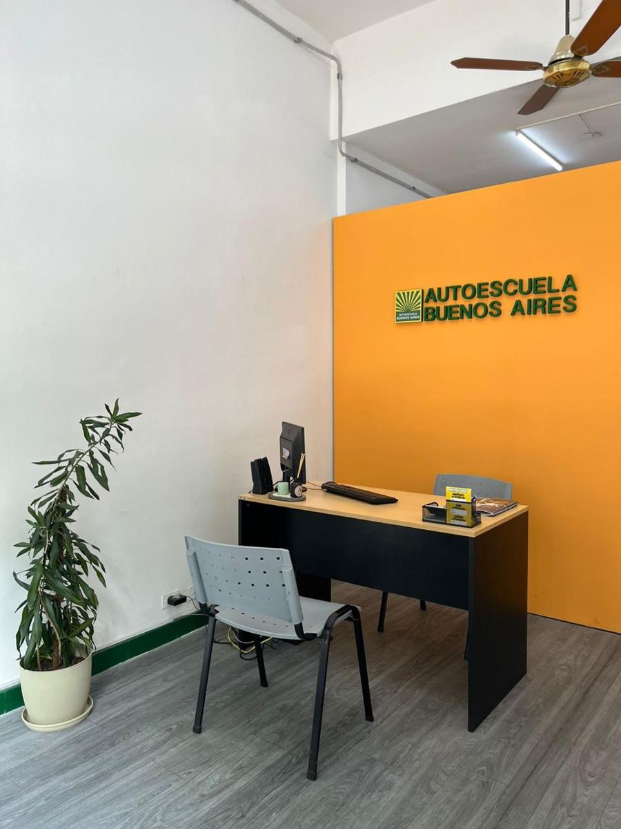 Escritorio de atención de la sede de Plaza Irlanda, con el cartel de la autoescuela