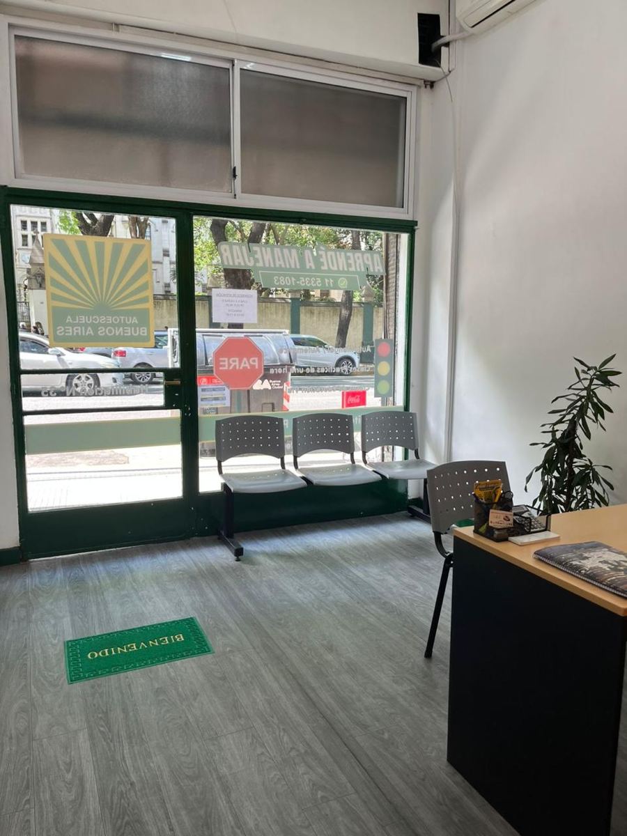 Sala de espera de la sede de Plaza Irlanda, con sillas y la puerta de entrada